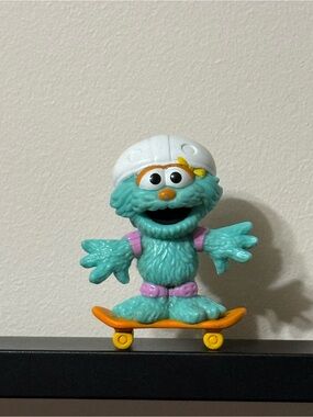 Hasbro Sesame Workshop 3" Sesame Street Figure - Rosita On Skateboard 2011